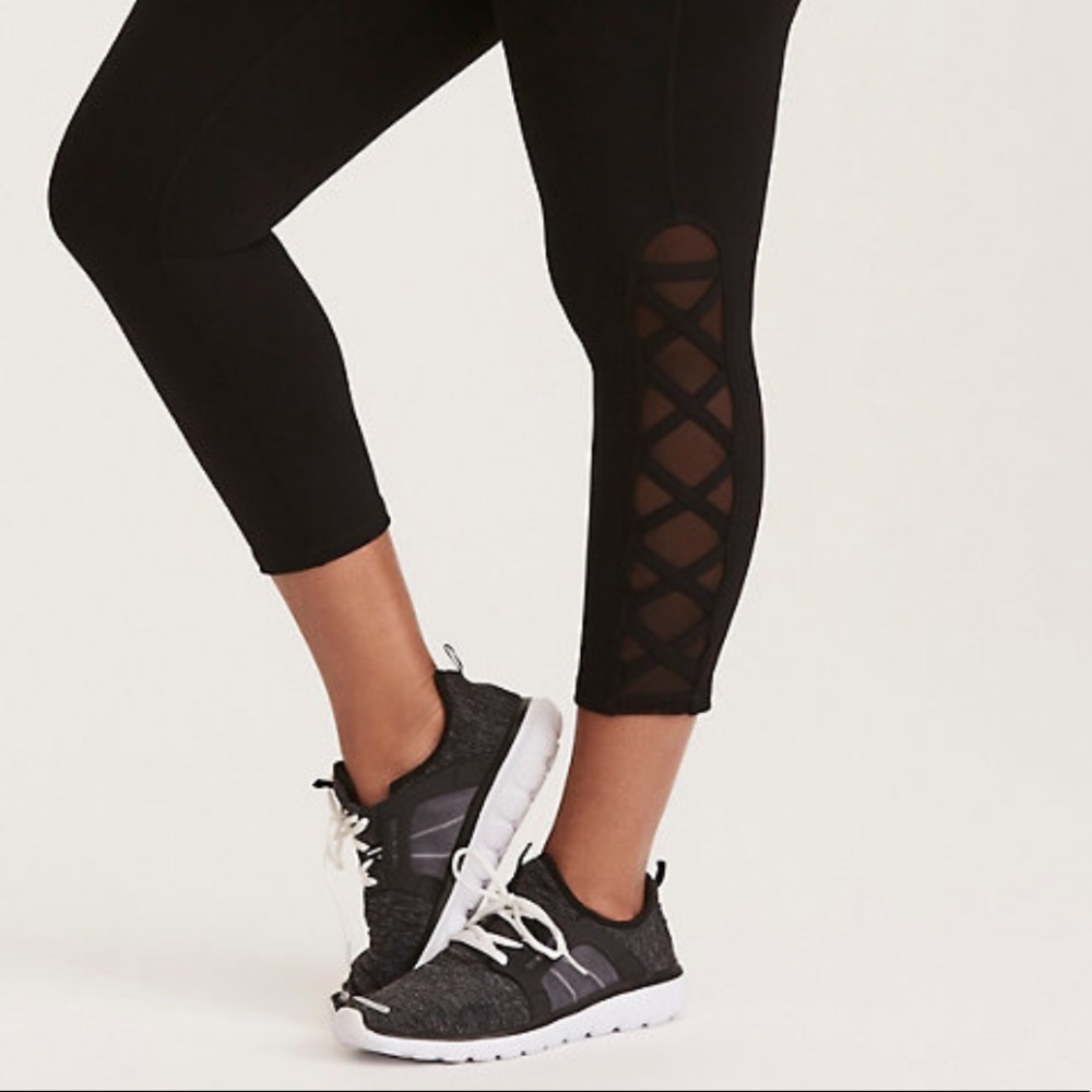 Torrid black lattice cropped active legging size 2